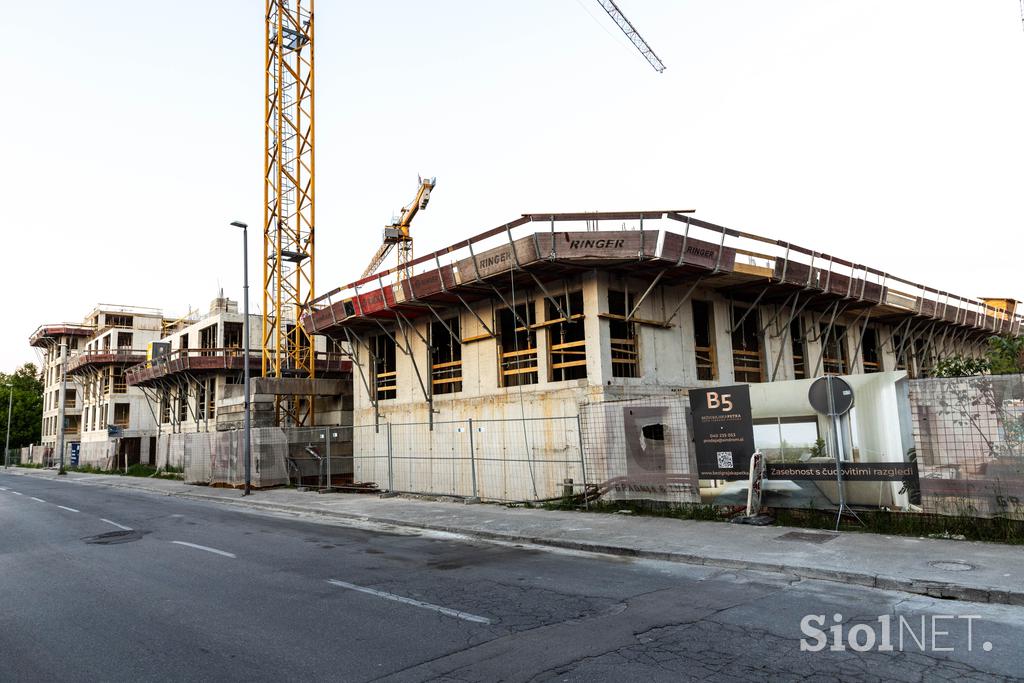 Bežigrajska petka, gradnja maj