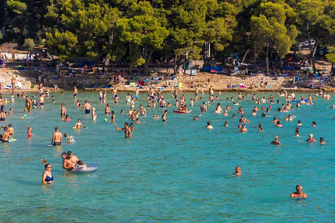 plaža, hrvaška, morje, poletje | Največ turistov so v minulem mesecu gostili v jadranskih županijah, kjer so zabeležili 844 tisoč prihodov in 3,2 milijona nočitev ali 12 odstotkov več kot oktobra lani. V Zagrebu so v oktobru medtem ustvarili 119 tisoč prihodov, kar je 18-odstotno povečanje v primerjavi z enakim obdobjem lani. | Foto Shutterstock