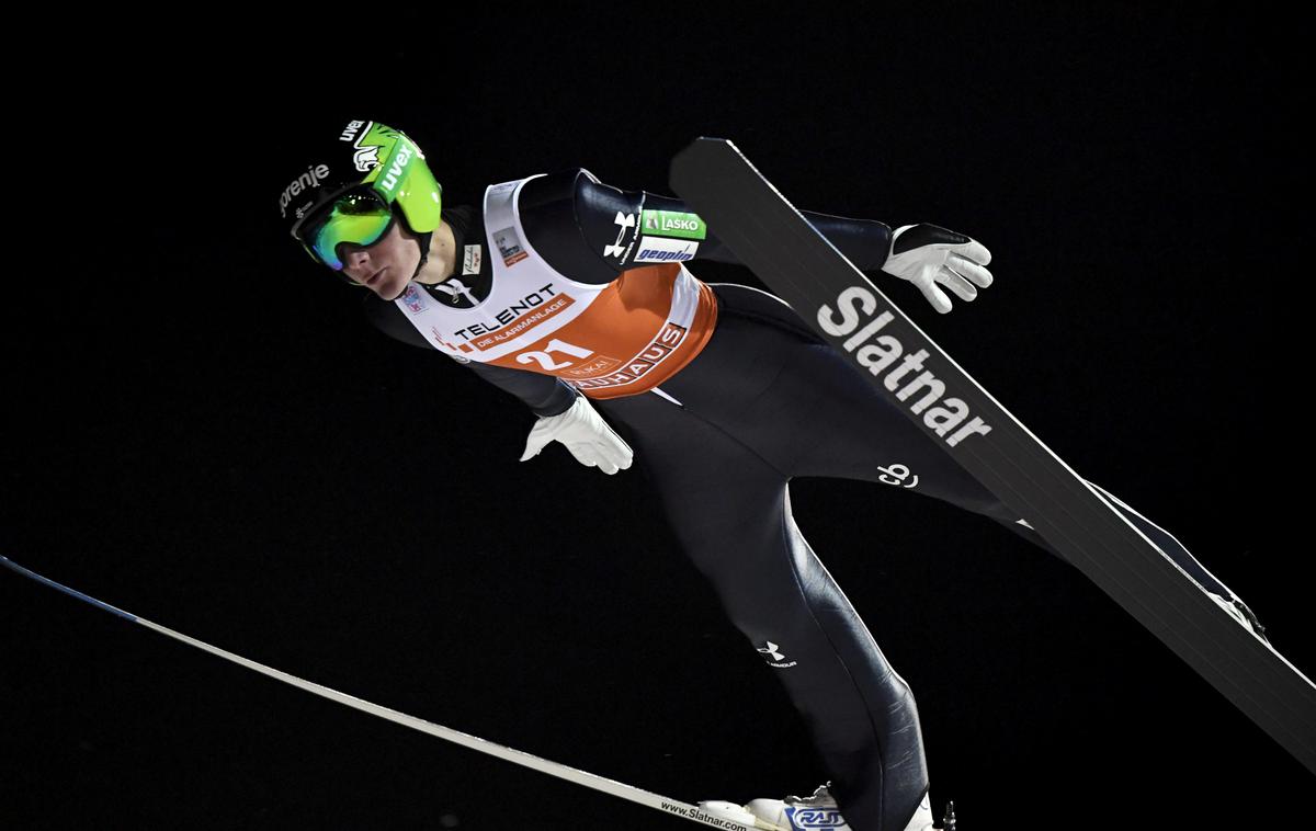 Domen Prevc | Domen Prevc je skočil le meter in pol manj od rekorda skakalnice, a ostal brez stopničk. | Foto Reuters