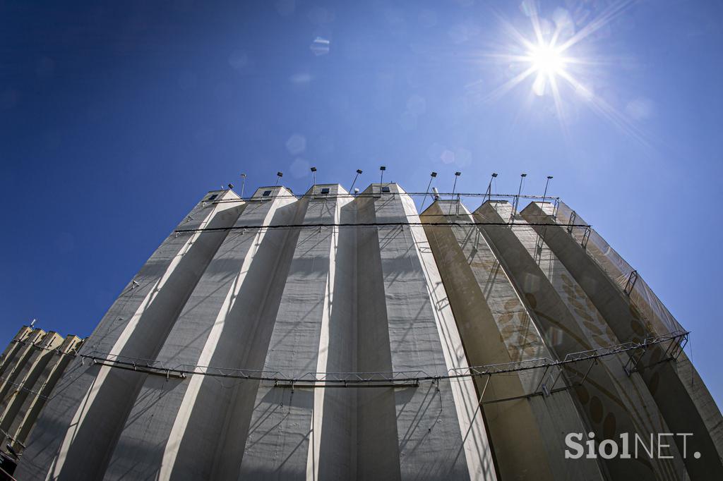 Žito silosi v ljubljanskem BTCju. silos žito