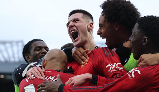 Kakšna čast za Slovenca! Navijači v Angliji na prestol posedli Benjamina Šeška.