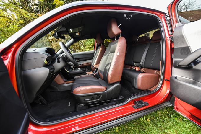 Mazda je pri električnem MX-30 uporabila skoraj enak sistem vrat kot BMW pri svojem električnem i3. Za odpiranje zadnjih je treba najprej odpreti sprednja stranska vrata. | Foto: Gašper Pirman