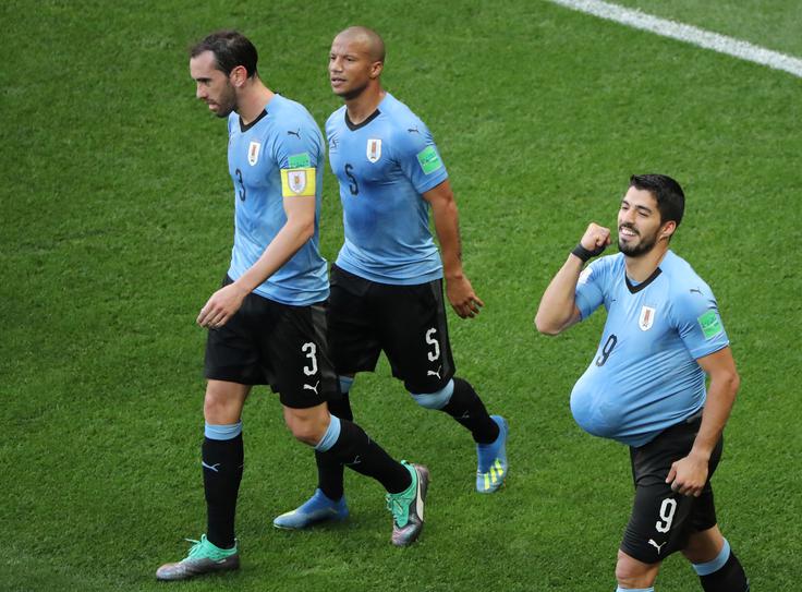 Suarez bo v petek na srečanju s Francijo naletel na dva klubska soigralca. | Foto: Reuters