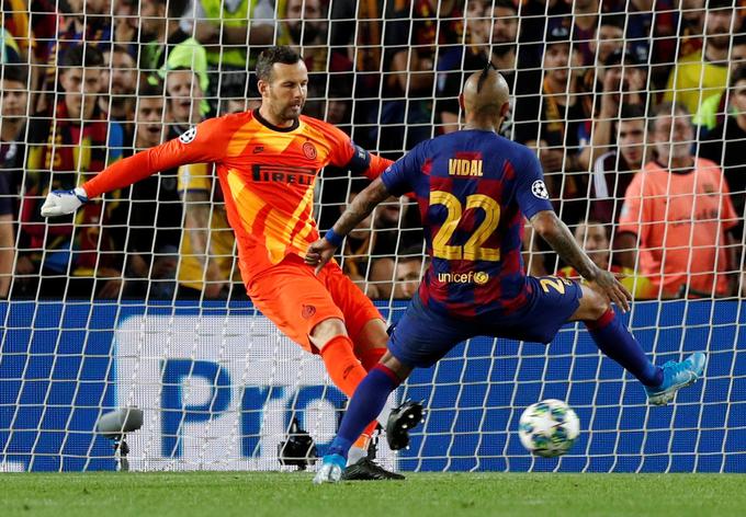 Samirja Handanovića čaka še tretji nastop v ligi prvakov v treh letih. Na stadionu Barcelone Camp Nou je že nastopil, na kultnem Santiagu Bernabeu (še) ne bo. | Foto: Reuters