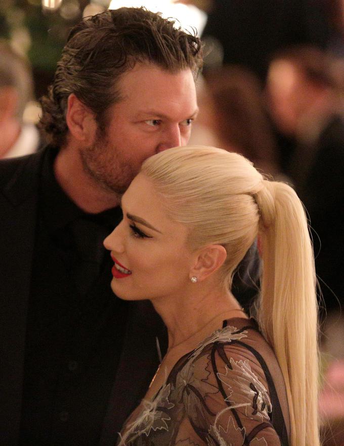 Pevka Gwen Stefani, ki ima italijanske korenine, je pripeljala svojega partnerja, prav tako pevca Blaka Sheltona. | Foto: Reuters