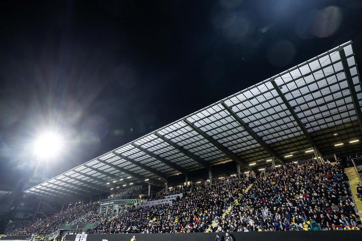 Osrednja (vzhodna) tribuna celjskega stadiona bo v četrtek podobno kot na prejšnji evropski tekmi z AEK pokala po šivih. | Foto: Jure Banfi