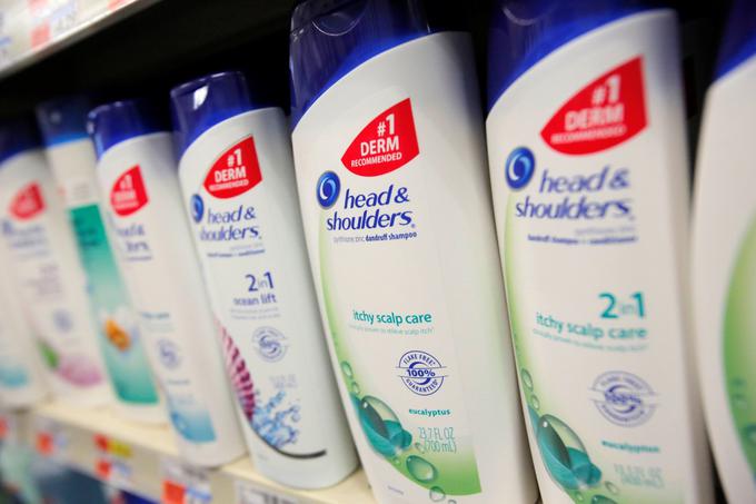 Izdelke Procter & Gamble ima doma tako rekoč vsak. Med njihove znamke namreč spadajo šamponi Head & Shoulders in Pantene, pralni praški Ariel, pripomočki za britje Gillette, plenice Pampers, izdelki za ustno higieno Oral-B, vložki Always, dezodoranti Old Spice. | Foto: Reuters