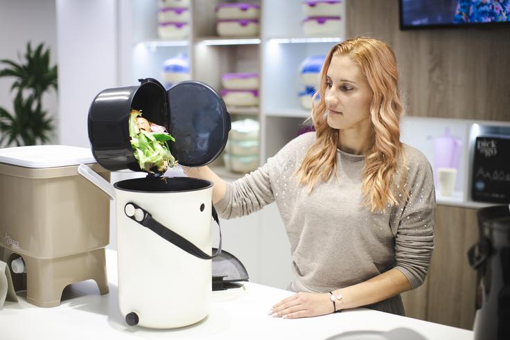 Bokashi Organko polnimo vsak dan in ko se posoda napolni, jo pustimo stati še 14 dni, da se fermentacijski proces konča. Bokashi Organko je zelo preprost za čiščenje, saj ga lahko očistimo samo enkrat na mesec, ko ga spraznimo. | Foto: Bojan Puhek