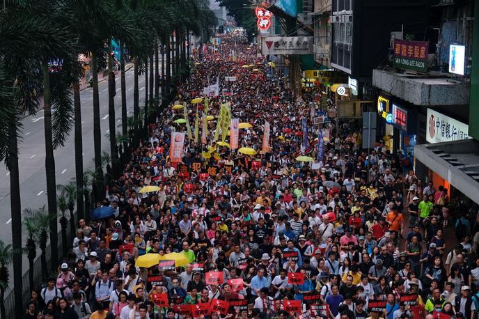 Hongkong | Na ulicah Hongkonga se je danes zbralo več deset tisoč ljudi, ki so izrazili nestrinjanje s predlagano zakonodajo. Ta bi omogočila izročitev osumljencev za kazniva dejanja celinski Kitajski. | Foto Reuters