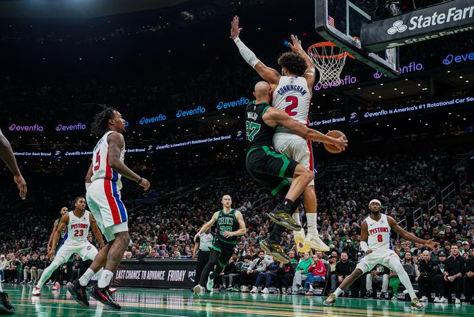 Konec velikega niza Detroita, MVP blestel kljub bolezni, poškodba Curryja