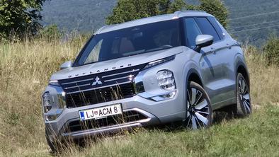 Mitsubishi outlander: ostaja posebnež, med tekmeci pa ni več edini s kablom #foto