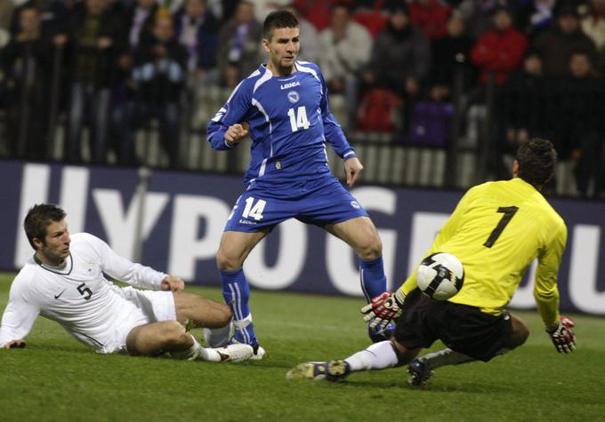 Napadalec BiH Vedad Ibišević je leta 2008 na prijateljski tekmi v Mariboru dvakrat premagal Samirja Handanovića. | Foto: Reuters