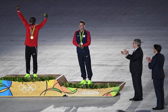 Thomas Bach, predsednik mednarodnega olimpijskega komiteja, je maratoncem podelil medalje. | Foto: 