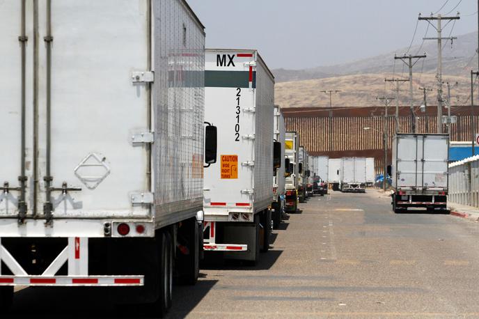 Mehika meja carine tovornjak | Trump je Mehiki zagrozil s petodstotnimi carinami na izvoz v ZDA, če ne ustavi migrantov iz Srednje Amerike na poti v ZDA. Te carine bi potem višal vsak mesec po pet odstotnih točk tja do 25 odstotkov. | Foto Reuters