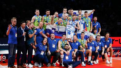 Vlada srebrnim odbojkarjem namenila 50.000 evrov