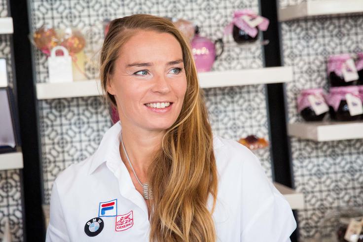 Tina Maze se vozi z BMW X5. | Foto: Sportida