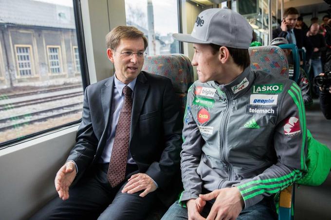 Premier Miro Cerar in Peter Prevc sta na vlaku za kratek čas pokramljala. | Foto: Vid Ponikvar