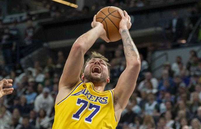 Bolezen ustavila Luko Dončića, James blestel, Lakersi z bolečim porazom v NBA