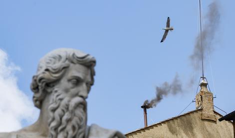 Kaj se dogaja v Sikstinski kapeli? Kardinali še brez odločitve.