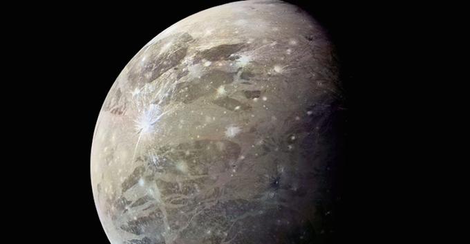 Jupitrova luna Ganimed je večja celo od planeta Merkurja, a zaradi drugačne sestave kar 55 odstotkov manj masivna.  | Foto: NASA