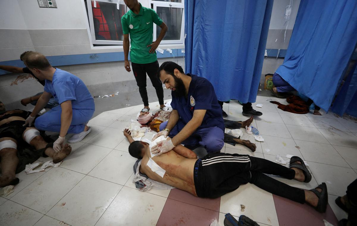 Gaza, bolnišnica | Napad na bolnišnico, v katerem je bilo po palestinskih podatkih ubitih več sto ljudi, je naletel na obsodbe z vsega sveta. Odgovornost za napad še ni jasna. Palestinci krivijo Izrael, ta pa islamistično skupino Islamski džihad. | Foto Reuters