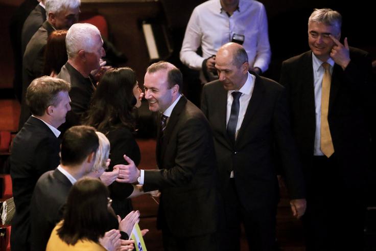 "SDS je za demokracijo in proti vsakemu totalitarizmu," je v nagovoru na slavnostni akademiji ob 30. obletnici stranke SDS poudaril predsednik stranke Janez Janša. | Foto: Reuters