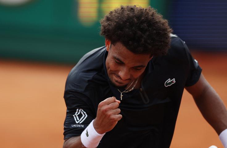 Arthur Fils je v treh nizih izločil domačega najstnika Rafaela Jodarja. | Foto: Reuters
