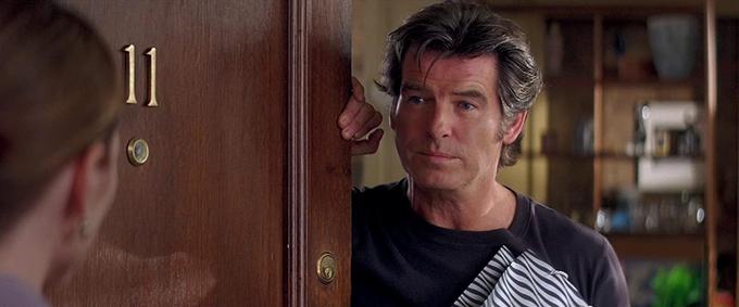 Pierce Brosnan v prizoru iz filma Pravila privlačnosti. | Foto: IMDb