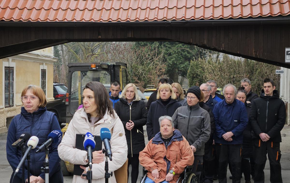 CSS | "Seveda razumem, kaj sta ekonomika in gospodarstvo, so pa tudi usode ljudi. Ta zgodba, ki sem jo spremljal predvsem iz medijev, se me je posebej dotaknila. Kot edino dolgoročno rešitev za obstanek podjetja vidim spremembo strategije, po kateri bi podjetji CSS in Bodočnost uvrstili med strateške naložbe," je ob obisku podjetja dejal gospodarski minister Matjaž Han.. | Foto STA