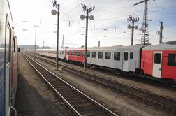 Tovorni vlak v Ljubljani povozil človeka