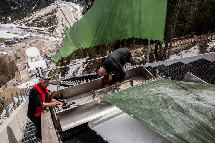 Poseben poudarek je namenjen pripravi smučine na letalnici. | Foto: Vid Ponikvar