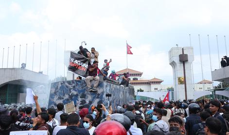 V Nepalu po prepovedi družbenih omrežij izbruhnili nasilni izgredi. Vsaj 14 mrtvih. #video