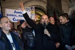 Janez Janša podpornikom: Hvala, ker ste vztrajali pred to hišo sramote (foto in video)