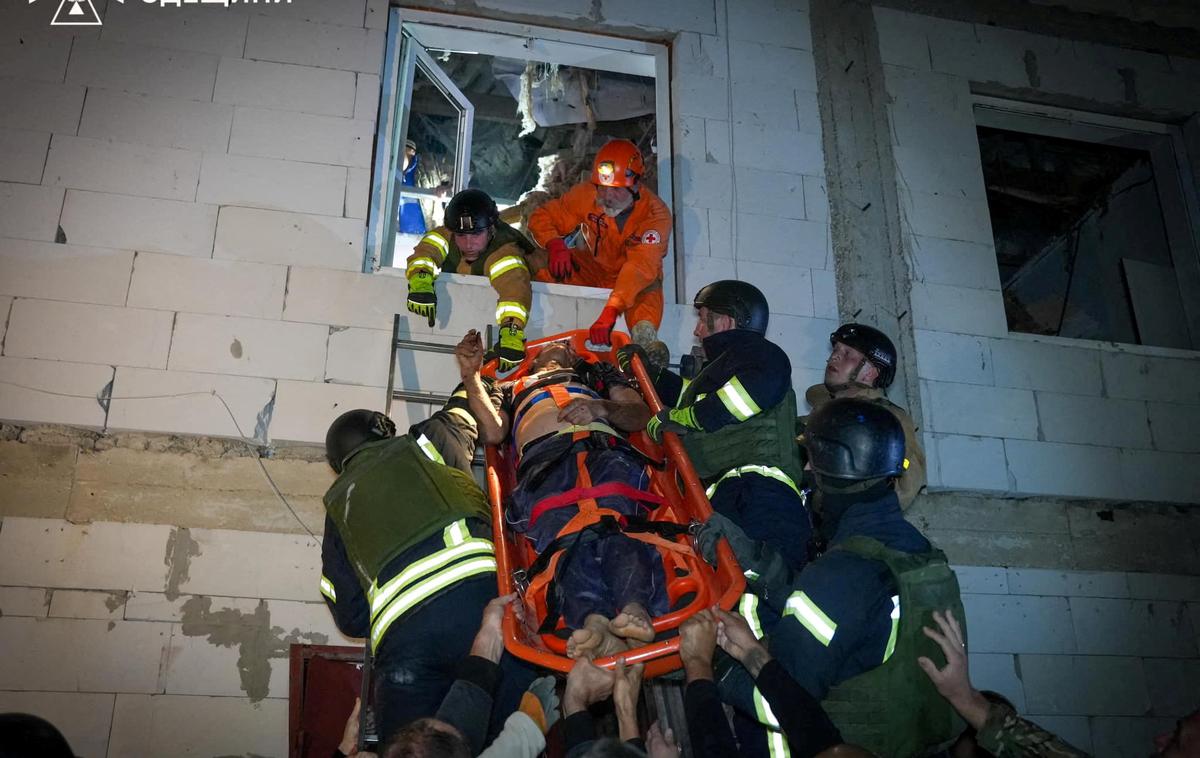 napad, Odesa | Reševanje ranjenca iz stavbe v Odesi, ki je bila poškodovana med ruskim obstreljevanjem. | Foto Reuters