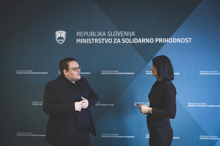 Maljevac: "Dolgotrajna oskrba je torej tretji veliki steber poleg zdravstva in pokojnin. Steber, ki odgovarja na demografske spremembe in realnost dolgožive družbe ter prvič sistemsko, univerzalno in solidarno ureja področje, ki je bilo desetletja prepuščeno improvizaciji, družinam in trgu." | Foto: Ana Kovač