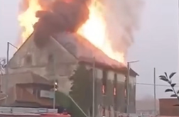 V Beltincih izbruhnil velik požar: ogenj se širi, policija zaprla širše območje #video