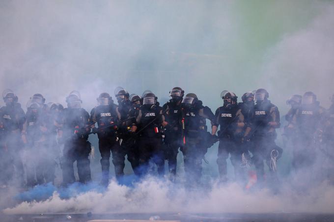 Na ulicah ameriških mest je aktiviranih pet tisoč pripadnikov nacionalne garde, še dva tisoč jih je v pripravljenosti. | Foto: Reuters