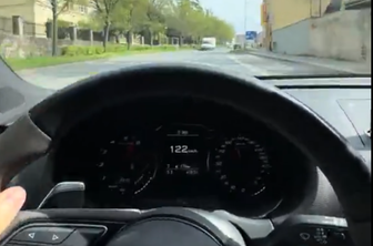 Kralj Tomko z audijem mimo šole s 120 kilometri na uro, zdaj pa briše sledi #video