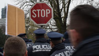 Policisti začasno prekinili stavko