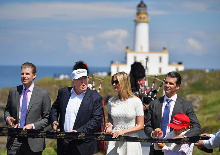 Konec junija je Trump z otroki Ericom, Ivanko in Donaldom Jr. odprl hotel z golf igriščem na Škotskem. | Foto: Getty Images