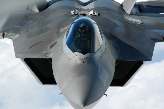 F-22 | Zahodne vojske stavijo na drago, visokotehnološko orožje. Na drugi strani pa se soočajo z množičnim poceni orožjem. Lahko množica poceni orožja premaga vojsko z dragim in kakovostnim, a redkim orožjem? Na fotografiji: ameriško letalo F-22. | Foto Guliverimage