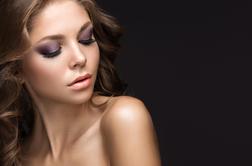 Novoletno ličenje: temnordeča šminka in vijoličasta senčila