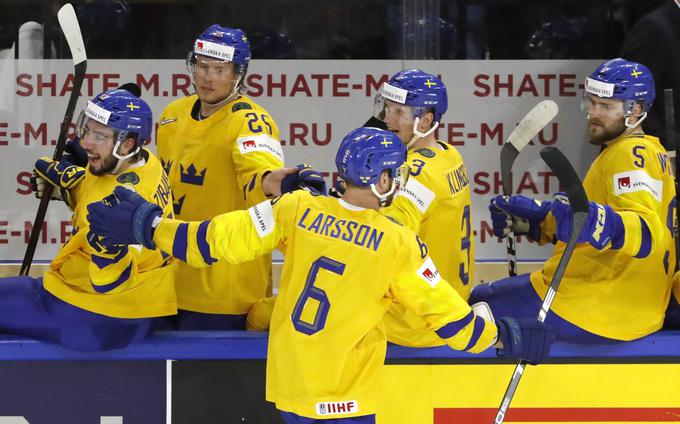 Švedi so v hokejski poslastici premagali Ruse in se izognili Kanadi v četrtfinalu. | Foto: Reuters