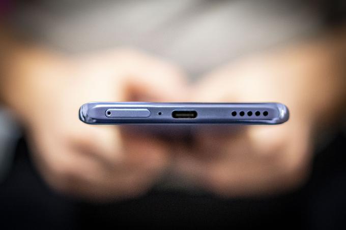 Spodnja stran pametnega telefona Huawei nova 9 | Foto: Ana Kovač