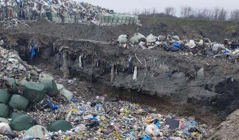 Kostak naj bi odpadke v Spodnjem Starem Gradu le premikal, ne pa zakopaval