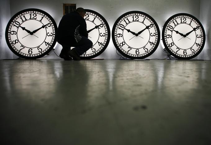 Če ure ne bi več premikali, ali bi bilo bolje, da obdržimo zimski čas, torej ostanemo v srednjeevropskem časovnem pasu, ali poletni čas, to je premik v vzhodnoevropski časovni pas? | Foto: Reuters