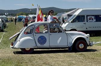 Citroën vrača legendarni 2CV: električni spaček za manj kot 15 tisoč evrov