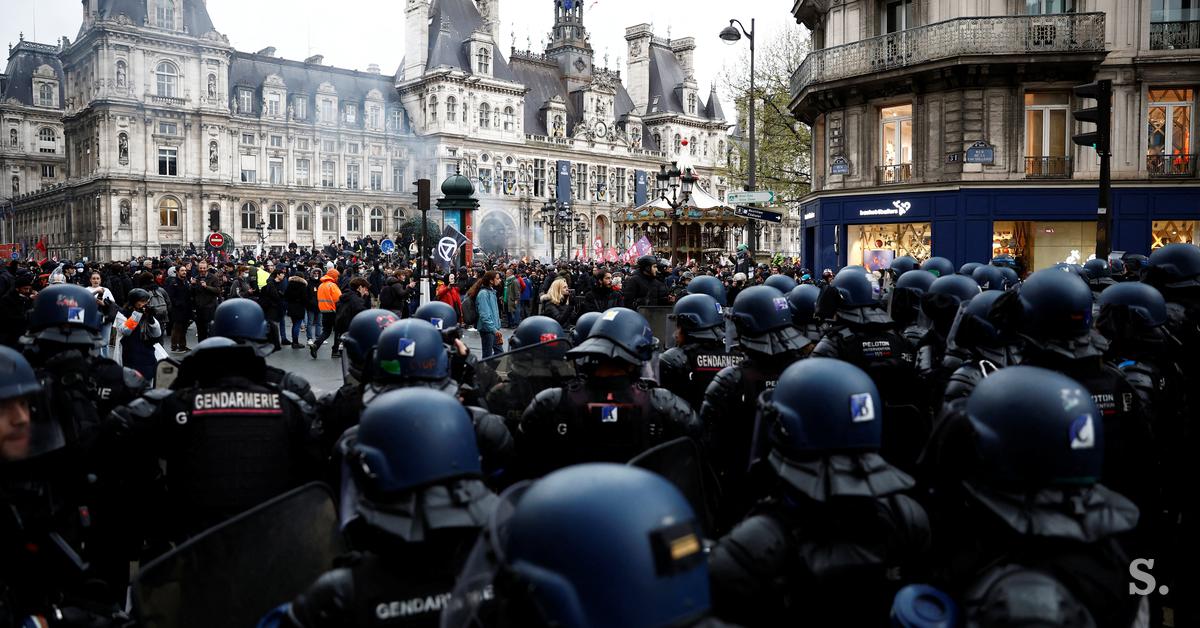Incendies, barricades et heurts au centre de Paris, l’autoroute vers la Belgique bloquée #vidéo