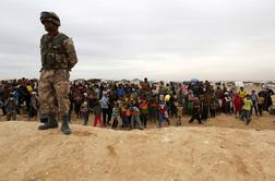Več kot 60 tisoč Sircev obtičalo na meji z Jordanijo
