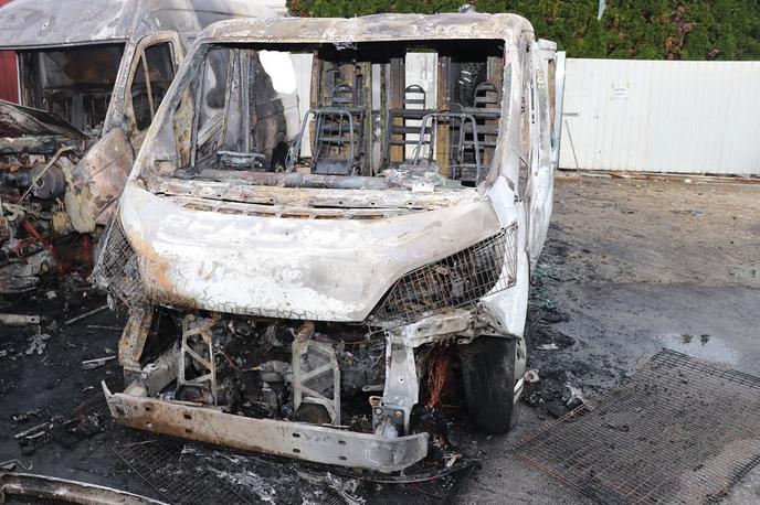 Požigalci | V požaru je nastala velika materialna škoda. V kombiju je bila po neuradnih informacijah oprema glasbene skupine. Poškodovana je bila tudi garaža. Fotografija je simbolična. | Foto PU Maribor